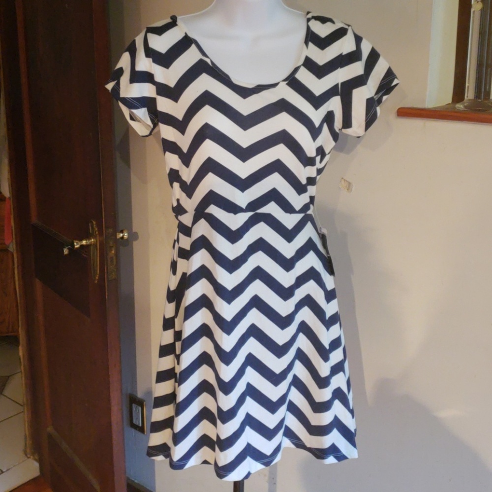 FUN IN THE SUN SHORT SLEEVE DRESS.